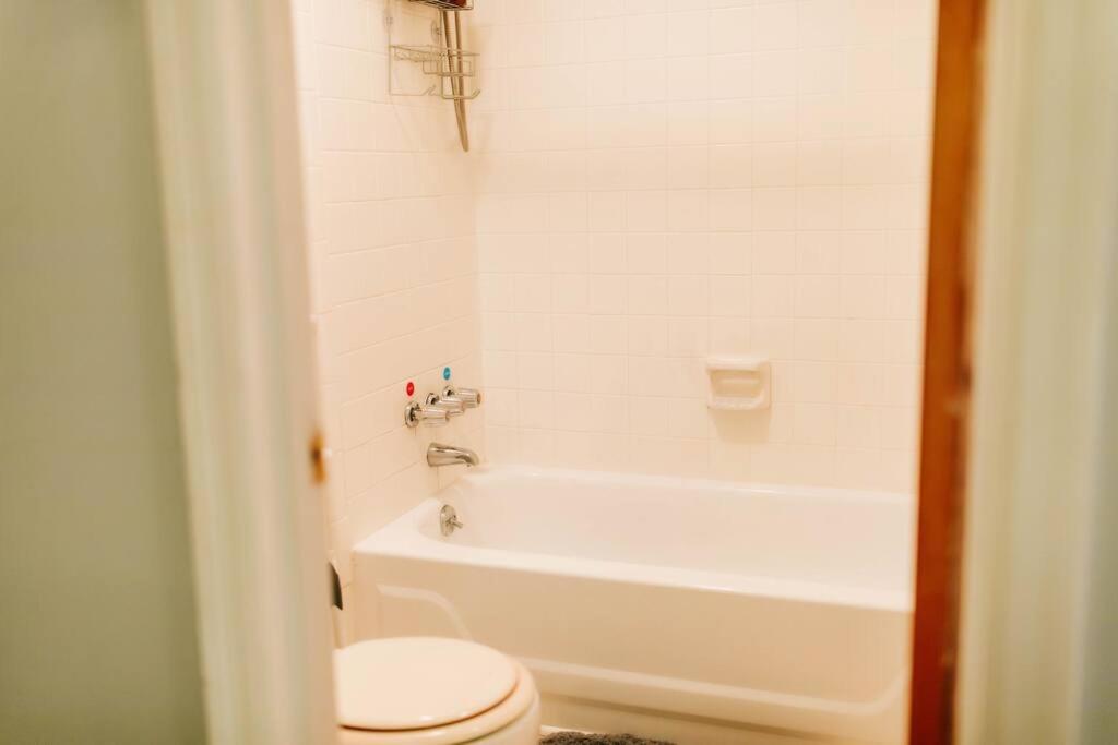 Cozy 3-Bed Athens Getaway, Right Near Uga! Apartment Luaran gambar
